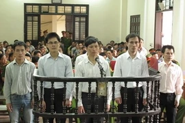 Les huit personnes accusées d'activités subversives à la Cour d'appel populaire suprême. Photo : Nguyen Van Nhat/VNA