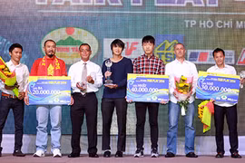 Des membres de la sélection nationale U19 recevant le Prix du Fair-play. (Source : VNA) 