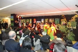 La cérémonie d'ouverture de l'exposition de peintures "Maison du coeur Tre Xanh" (Photo: Trung Dung/Vietnamplus)