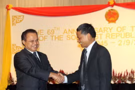 Le ministre du bureau du Premier ministre malaisien Joseph Entulu Belaun et l'ambassadeur du Vietnam, Nguyen Hong Thao lors de la cérémonie de célébration de la Fête nationale du Vietnam. Photo : VNA