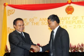 Le ministre du bureau du Premier ministre malaisien Joseph Entulu Belaun et l'ambassadeur du Vietnam, Nguyen Hong Thao lors de la cérémonie de célébration de la Fête nationale du Vietnam. Photo : VNA