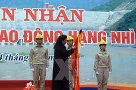 La vice-présidente de l'AN, Mme Tong Thi Phong, remet l'Ordre du Travail de 2e classe à la compagnie hydroélectrique de Son La. Photo: VNA