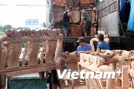 L'industrie de transformation du bois et des produits artisanaux du Vietnam suscite un grand intérêt de la part des investisseurs étrangers. Photo : VNA