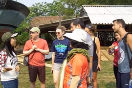 Une étudiante membre de HAFT présente le village de Kim Bông aux touristes. Photo : Tiênphong