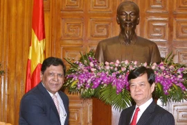 Le Premier ministre Nguyên Tân Dung (droite) et l’ambassadeur sri lankais, Kalahe Gamage Ivan Amarasinghe. (Source : VNA)