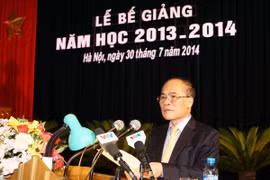 Nguyen Sinh Hung en visite à l'Académie de la défense. Photo : VNA