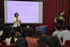L'ancienne vice-présidente du Vietnam, Mme Truong My Hoa, s'adresse au colloque sur la défense de la souveraineté maritime et des îles du Vietnam. Photo : VNA
