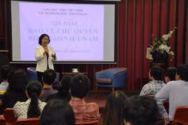 L'ancienne vice-présidente du Vietnam, Mme Truong My Hoa, s'adresse au colloque sur la défense de la souveraineté maritime et des îles du Vietnam. Photo : VNA
