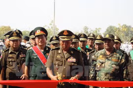 Le général Tea Banh, ministre cambodgien de la Défense, coupe la bande d'inauguration du siège du Commandement de l'Artillerie. Photo: VNA