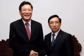 le ministre de l'Education et de la Formation et président du Conseil des ministres de l'Education de l'ASEAN (SEAMEO), Pham Vu Luan, et son homologue laotien, Phankham Viphavan (Source: VNA)