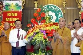 Le secrétaire du Comité du Parti de Hanoi, Pham Quang Nghi présente ses meilleurs voeux à l'Eglise bouddhique du Vietnam. Photo: VNA