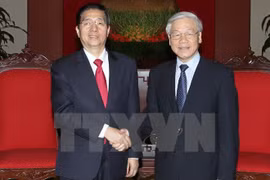 Le secrétaire général du Parti communiste du Vietnam, Nguyen Phu Trong (droite) a reçu jeudi à Hanoi M. Guo Shengkun, ministre chinois de la Sécurité publique, en visite de travail au Vietnam. (Source : VNA)