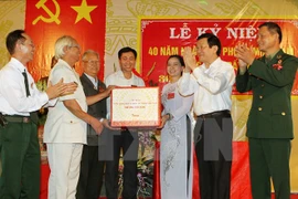 Le président du Vietnam Truong Tan Sang a rencontré jeudi à Hanoi avec des vétérans de la révolution, des anciens combattants et des anciens prisonniers politiques au musée des militants de la révolution détenus par les ennemis dans le district de Phu Xuy