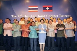 Le Premier ministre thaïlandais, Mme Yingluck Shinawatra et son homologue laotien hongsing Thammavong. (Source: VNA)