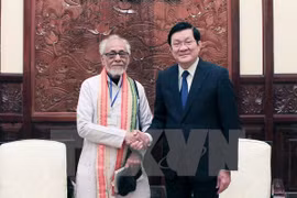 Le président Truong Tan Sang (droite) et le président du comité de solidarité Inde-Vietnam, de l’Etat du Bengale-Occidental, en visite de travail au Vietnam, Geetesh Sharma. (Source : VNA)