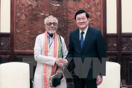 Le président Truong Tan Sang (droite) et le président du comité de solidarité Inde-Vietnam, de l’Etat du Bengale-Occidental, en visite de travail au Vietnam, Geetesh Sharma. (Source : VNA)