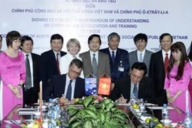 La signature d'un accord sur la coopération Vietnam- Australie dans l'éducation et la formation. Photo : Minh Quyet/VNA