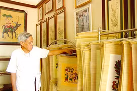 L'artiste Nguyên Dang Chê présente des types de l'estampe de Dông Hô. (Source : SGGP)