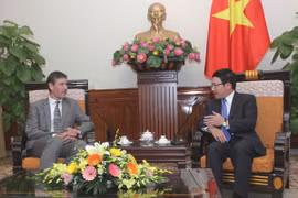 Le vice-Premier ministre et ministre des Affaires étrangères Pham Binh Minh et le nouvel ambassadeur du Royaume-Uni et d'Irlande du Nord, Giles Levier. (Source: VNA)