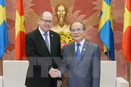 Le président de l’AN vietnamienne Nguyen Sinh Hung et son homologue suédois Urban Ahlin. Photo: VNA