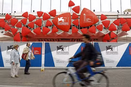 La ville de Venise est inondée de décorations en l'honneur de la Mostra de Venise. (Source : AFP)