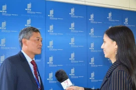 Le vice-ministre vietnamien des Sciences et des Technologies Tran Van Tung répond à des questions d'un correspondant de la VNA. Photo : VNA