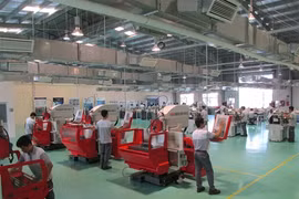 Des employés vietnamiens chez Bosch. Source: VNA