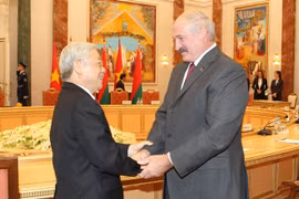 Le secrétaire général du PCV Nguyen Phu Trong et le président biélorusse, Alexander Lukashenko. (Source: VNA)