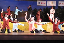 Une représentation de chants populaires ví et giặm de la troupe artistique de la province de Nghê An. (Source : VNA)