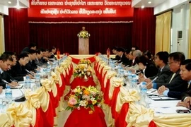 L'entretien entre la délégation de l'Académie des sciences et des technologies du Vietnam et celle du ministère des Sciences et des Technologies du Laos. (Photo: Hoang Chuong/Vietnam+)