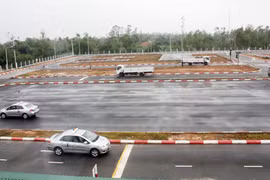 Afin d’obtenir le permis international, il faut d’abord posséder un permis national en cours de validité et soumettre une demande à l’organisation compétente. Photo : Thanh Long/VNA