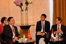 Le vice-président de l'Assemblée nationale Huynh Ngoc Son (gauche) et le vice-président du Conseil représentatif du peuple indonésien Promono Anung Wibowo. (Source: VNA)