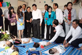 Le chef de l’État visite au Centre de soins et de protection des enfants handicapés de Thiên Phuoc. Photo/VOV