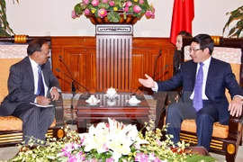 Le vice-Premier ministre et ministre vietnamien des AE Pham Binh Minh (droite) et le conseiller de la sécurité nationale de l'Inde, Ajit Kumar Doval. (Ảnh: Thống Nhất/VNA) 