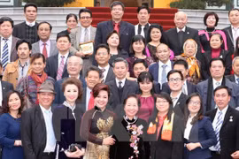 La vice-présidente du Vietnam, Mme Nguyen Thi Doan, a reçu le 10 février à Hanoi une délégation de "Viet kieu" participant au programme "Xuan Que huong 2015". Source: VNA