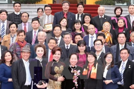La vice-présidente du Vietnam, Mme Nguyen Thi Doan, a reçu le 10 février à Hanoi une délégation de "Viet kieu" participant au programme "Xuan Que huong 2015". Source: VNA