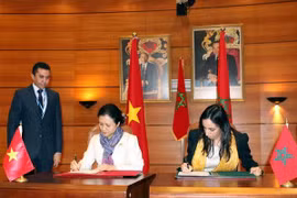 Le vice-ministre des Affaires étrangères, Mme Nguyen Phuong Nga, et le ministre délégué auprès du ministre des Affaires étrangères et de la Coopération du Maroc, Mme Mbarka Bouiada
