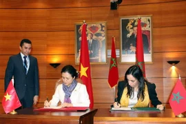 Le vice-ministre des Affaires étrangères, Mme Nguyen Phuong Nga, et le ministre délégué auprès du ministre des Affaires étrangères et de la Coopération du Maroc, Mme Mbarka Bouiada