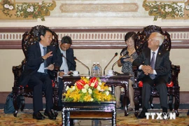 Le président du Comité populaire d'Ho Chi Minh-Ville, Le Hoang Quan et le maire de la ville d'Izumiotsu Haruhiko Ito. Photo : VNA