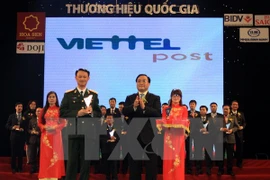 Le vice-Premier ministre Hoang Trung Hai et le représentant du Viettel Post. Source: VNA