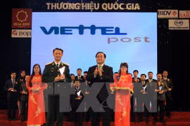 Le vice-Premier ministre Hoang Trung Hai et le représentant du Viettel Post. Source: VNA