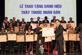 Le président Truong Tan Sang a décerné le titre de ''médecin du peuple'' à 67 personnes. Photo : VNA