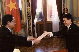 L'ambassade Nguyen Dinh Thao et le président paraguayen Horacio Cartes. (Source: VNA)