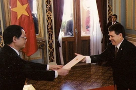 L'ambassade Nguyen Dinh Thao et le président paraguayen Horacio Cartes. (Source: VNA)