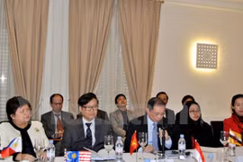 Colloque sur les défis de la sécurité du Vietnam à Paris. Photo : Bich Ha/VNA