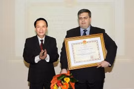 Le directeur général de la VNA, Nguyen Duc Loi et le représentant en chef de l'Agence russe TASS au Vietnam, Denhisovich Yuri Alexandrovitch (droite). (Photo: Pham Kien/VNA)