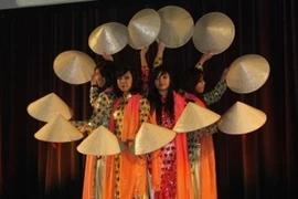 La danse du chapeau conique au gala intitulé "Souvenirs" (Photo: Ngoc Quang-Doan Hung/Vietnam+)