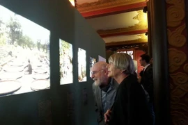 Les visiteurs regardent de photos anciennes sur Hanoi. (Photo: Bich Ha/VNA)