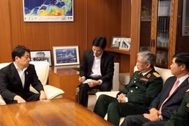 Le vice-ministre vietnamien de la Défense Nguyên Chi Vinh rend une visite de courtoisie au ministre japonais de la Défense, Itsunori Onodera. (Source: VNA)