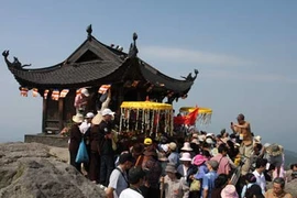 Des pèlerins vont au mont Yên Tu pour rendre hommage à Bouddha. (Source: VNA)
